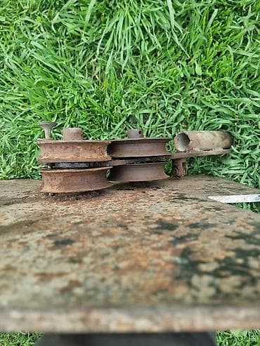 Ручной трубогиб/роликовый гибочный узел на металлической плите. -