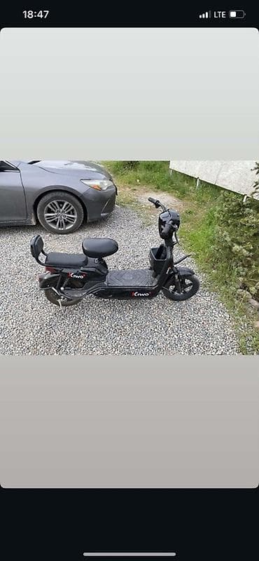 es 2020: Электроскутер Kiwo, черный - Компоновка: удлиненная платформа с двумя — 3