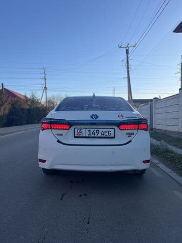 гибридный автомобиль: Toyota Corolla: 2020 г., 1.8 л, Вариатор, Гибрид, Седан — 8