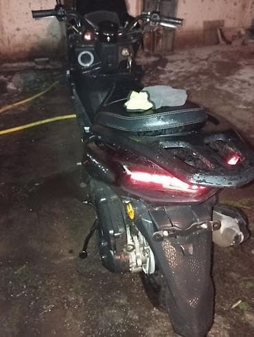 Скутеры: Скутер 50 см³ (карбюраторный) имеется 2 запасных колёса причина — 7