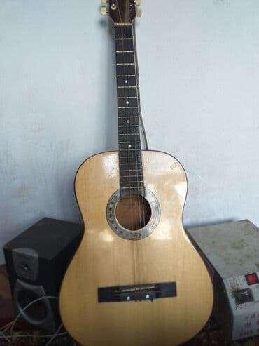 самая лучшая акустическая гитара: Акустическая гитара 6-струнная. - Классическая форма корпуса — 1