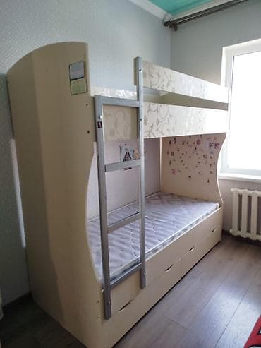 детская книжная полка: Двухъярусная детская кровать, Б/у, ЛДСП, цвет - Бежевый — 1