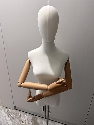 Манекен женского торса с абстрактной головой и подвижными деревянными