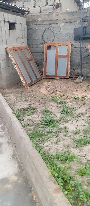 Деревянные и металлические оконные рамы со стеклом. Состав: - 2