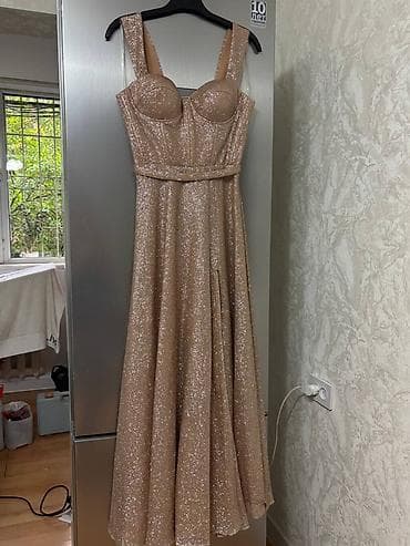 Вечернее блестящее платье в пол. Ушивалось под человека. Носилось один at lalafo.kg Вечернее блестящее платье в пол. Ушивалось под человека. Носилось один