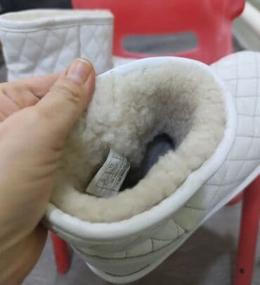 зимный ботинка: Уютные зимние полусапожки (угги) белого цвета - Верх: стеганый — 3