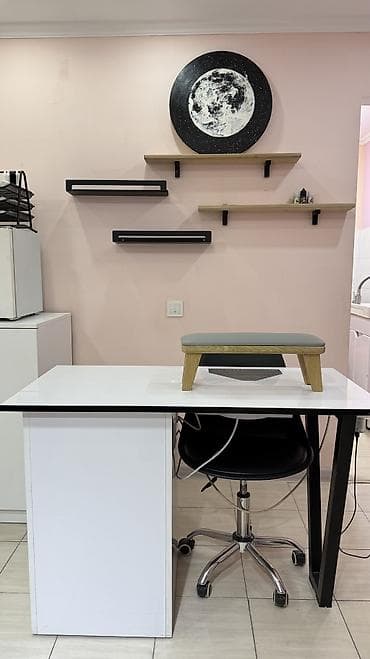 распродажа гаража: Сдается маникюрный стол частично с оборудованием. 10 микрорайон В — 3