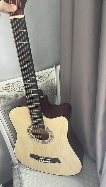 Гитары: Акустическая гитара с вырезом (cutaway), дредноут. - Корпус — 2