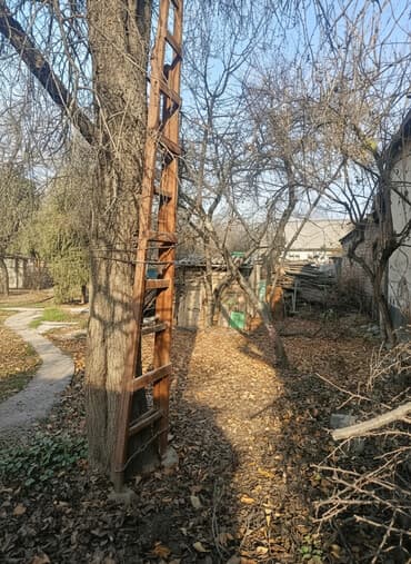 раздвижная лестница: Продается садовая стремянка,сделана из дерева и металла,4 метра высота — 2