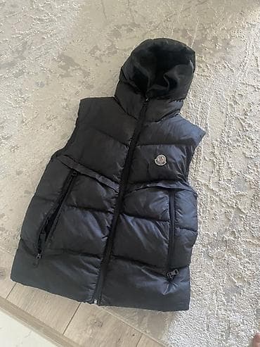 pull and: Пуховый жилет Moncler, черный - Модель: утепленный жилет с капюшоном — 4