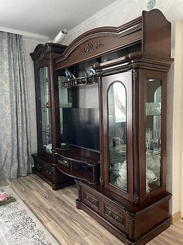Классическая гостиная стенка из массива в тёмном орехе - — 3