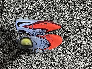 Футбольные бутсы Nike Phantom GT (серия с шнуровкой по центру). -