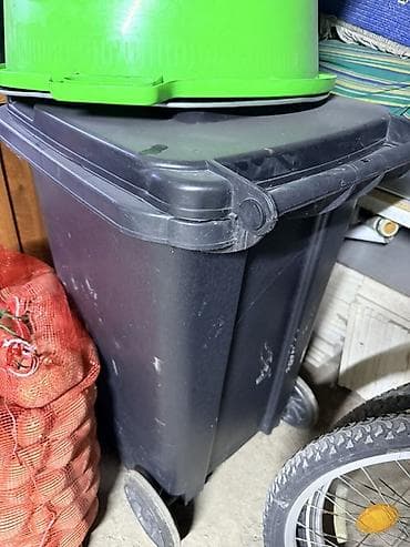 шланг садовый для полива: Пластиковый мусорный контейнер на колесах с крышкой. - Объём — 1