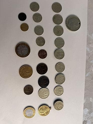 футболный бокс: Набор монет СССР и РФ, разнобой по номиналам и годам. Состав по фото — 1