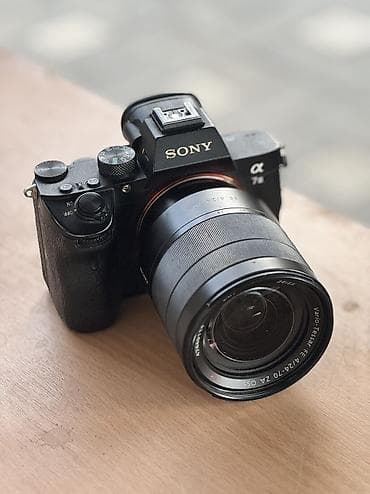 камера видио: Полнокадровая беззеркальная камера Sony α7 III с объективом Zeiss — 3