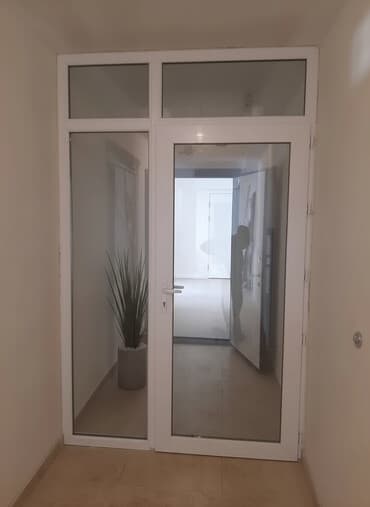 Элегантная система стеклянных дверей с матовой рамой, состоящая из