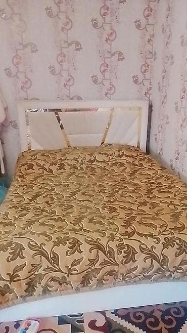 Кровати: Двуспальная кровать с мягким изголовьем и матрасом. - Размер — 2