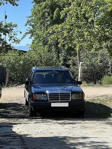 зад: Mercedes-Benz W124: 1992 г., 2 л, Механика, Бензин, Универсал — 1
