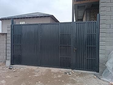 Металлические уличные ворота с калиткой - Конструкция: распашные