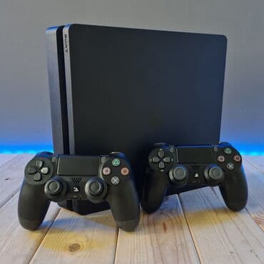 Аксессуары для консолей: Продаю ps4 слим прошитый 1000 гб 20 игр внутри 2 джойстика один — 1