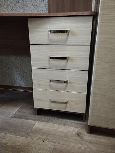 столик для учебы: Компьютерный стол, Б/у, С полками — 2