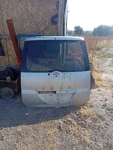 машина салон: Задняя пятая дверь (крышка багажника) для Toyota Voxy. Особенности: - — 1