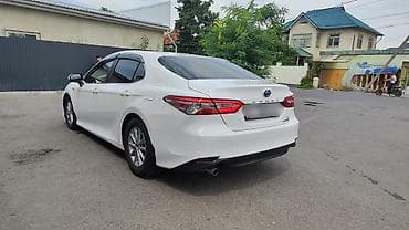 70: Toyota Camry: 2018 г., Гибрид — 6