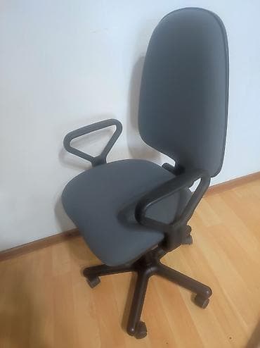 Офисные шкафы: Продаю компьтерное кресло в отличном состоянии, не порван не поломан и — 4