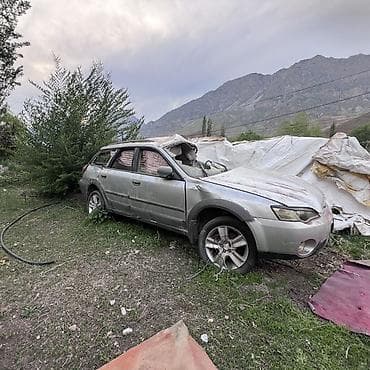 Subaru Outback год 2005 объем 2,5 кузов универсал), серебристый цвет