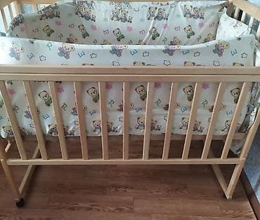 Продаю детские кроватки по 2000с и 1500с,из дерева+матрац и подушки