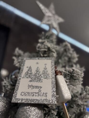 садовый тример: Новогодняя елка с гирляндой теплого белого свечения 210 см и 180 см — 10