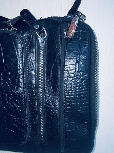 pull and beer: Сумка через плечо из чёрной кожи с тиснением под крокодила. - Формат — 2