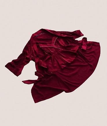 Бордовый комплект из атласного материала: короткий топ с резинкой по at lalafo.kg Бордовый комплект из атласного материала: короткий топ с резинкой по