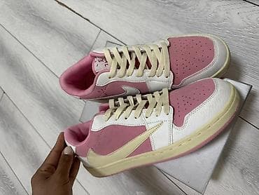 nike react: Кроссовки в стиле low-top с перевёрнутым Swoosh. Основные — 2