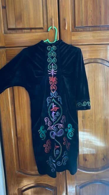 вечерний костюм: Бархатное платье с этнической вышивкой Ношенный примерно 5-6 — 1