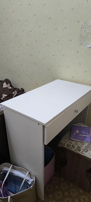 Компактный белый стол с выдвижным ящиком. - Назначение — 1