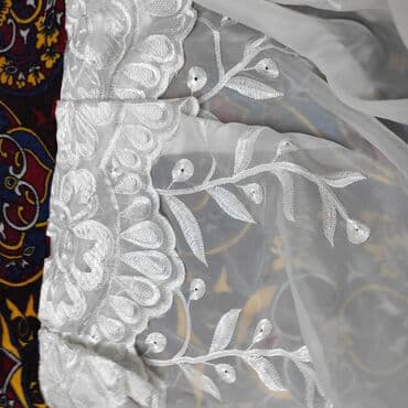 занавески ош: Продам две занавески. в хорошем состоянии,б/у мало Первая белая 6м — 3