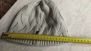 продаю в связи с переездом: Шапочка тёплая на девочку. Цвет светло-серый, размер на фото. Пишите в — 1