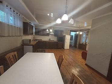 участок под автосалон: 200 м², 7 комнат — 7