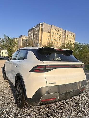 e2 byd: Электромобиль (кроссовер) белого цвета Основные особенности: - — 6