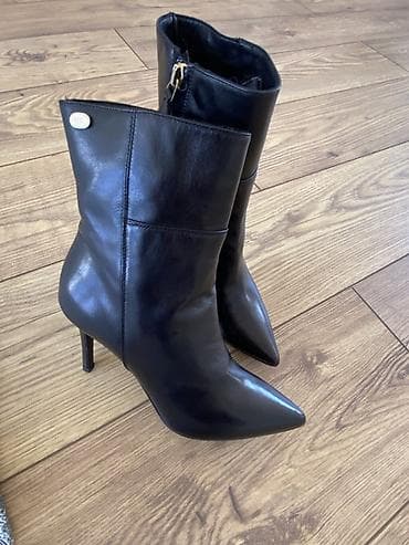 Женские ботильоны из чёрной гладкой кожи. - Форма: острый нос -