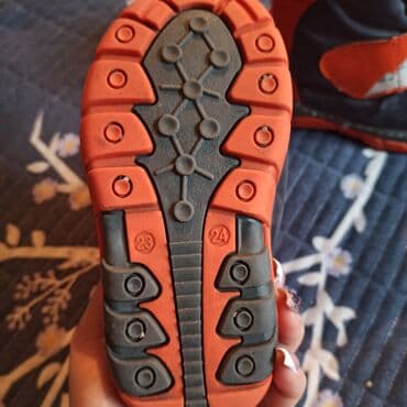 Игрушки: Продаю детские зимние сапоги, дутики. На липучках. Очень яркие — 5