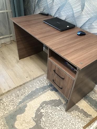 жапыс стол: Компьютердик үстөлү, Текчелери бар — 2