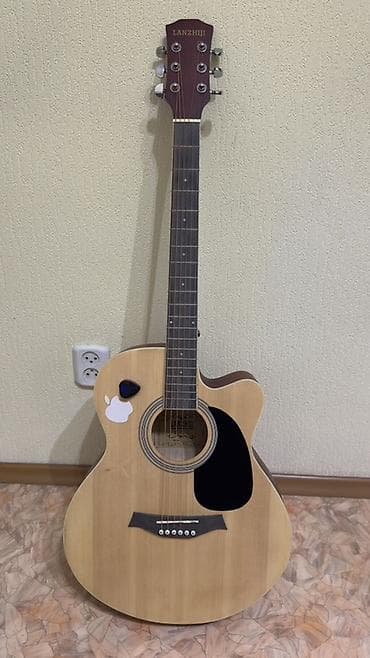 Акустическая гитара, форма корпуса Grand Auditorium с вырезом