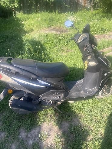 маленький мопед: Тип скутера 50 куб. см, Бензин — 2