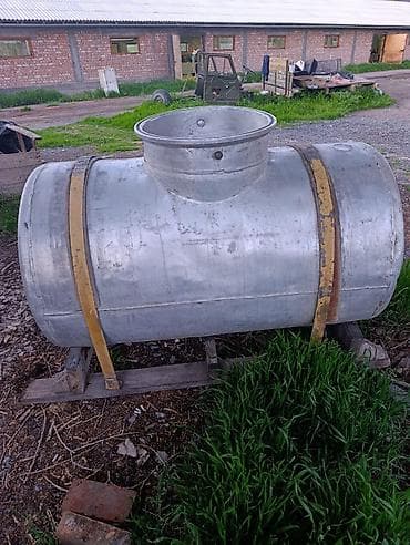 Горизонтальная металлическая емкость (цилиндрический бак) с верхним