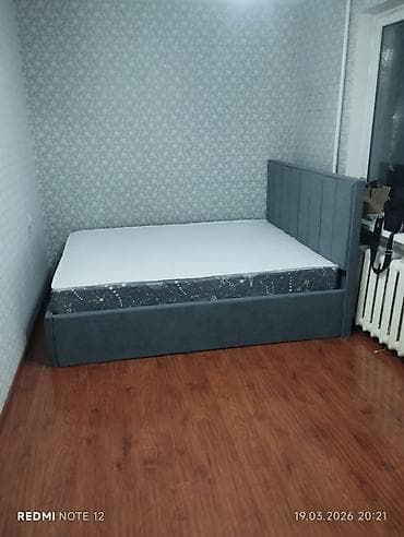 Мягкие кровати с высоким изголовьем и цельным коробом-основанием