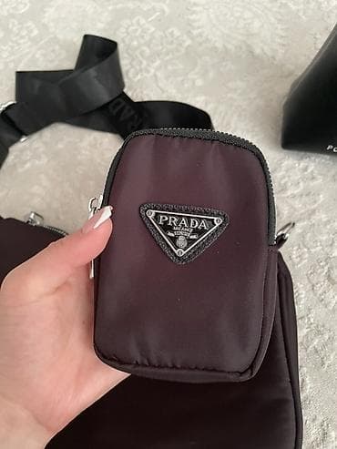 ami paris: Сумка Prada Re-Edition с мини-почтальонкой (pouch), цвет бордовый. - — 1