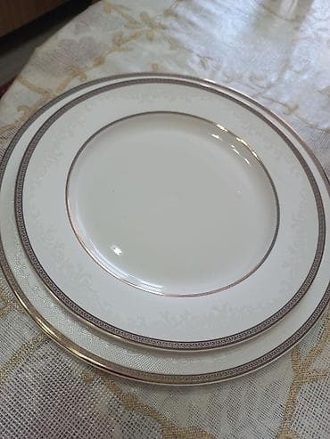 Посуда: Элегантный набор посуды бежевого цвета, включающий тарелки, блюдца и — 1