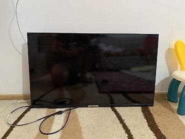 s video: Телевизор Samsung, диагональ около 32–40". Плоская LED‑панель с — 1